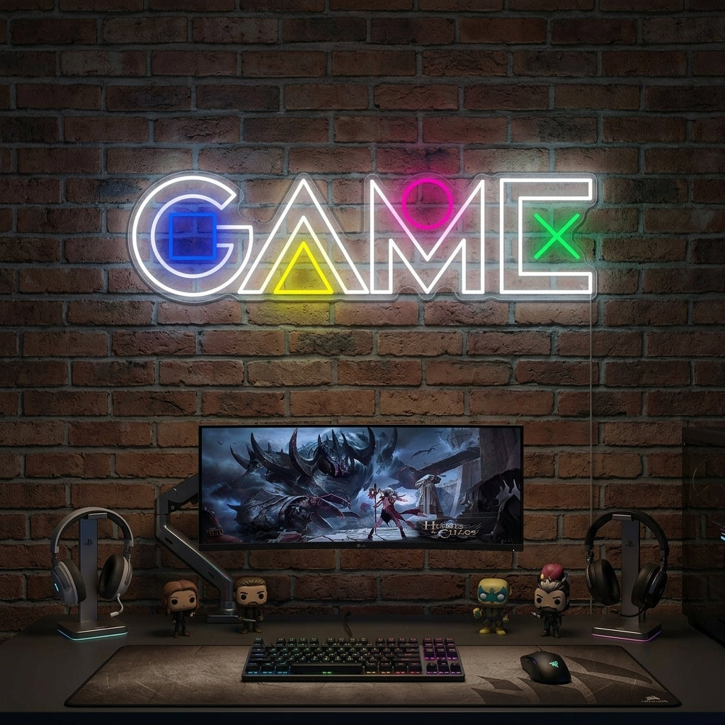 Et gaming-neonskilt som lyser på en murvegg i et moderne spillrom.