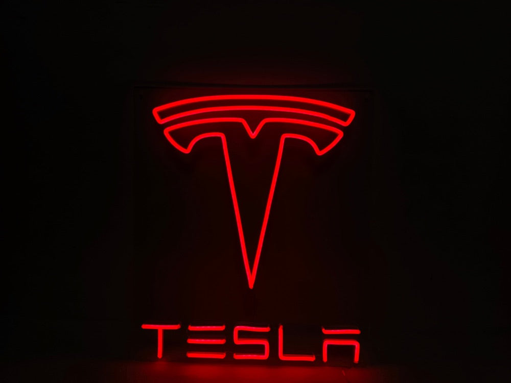 Ferdig Tesla logo neon tegn glødende i rødt