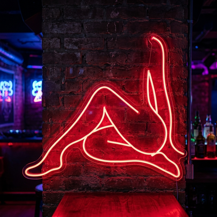 "Naken Jente Som Sitter I En Elegant Positur" Neonskilt
