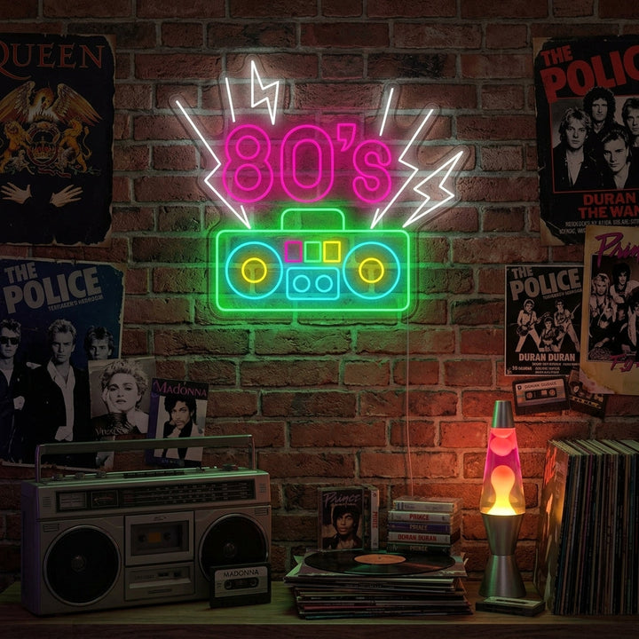 "80-tallsbokstaver med kassettspiller" Neonskilt