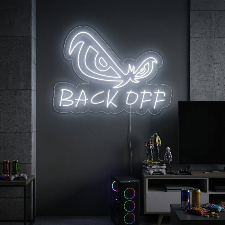 "Ørneøyne, Back Off" Neonskilt