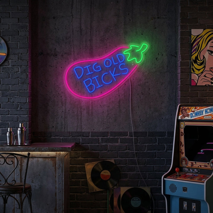 "Big Old Bicks aubergine, TV -show inspirert" Neonskilt