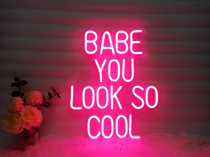 "Babe You Look So Cool" Neonskilt (Lagerbeholdning: 4 enheter)