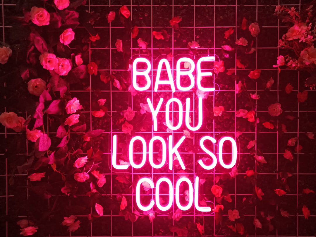 "Babe You Look So Cool" Neonskilt (Lagerbeholdning: 4 enheter)