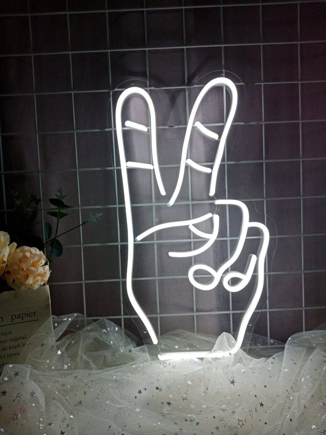 "Peace, Peace Gesture" Neonskilt (Lagerbeholdning: 2 enheter)