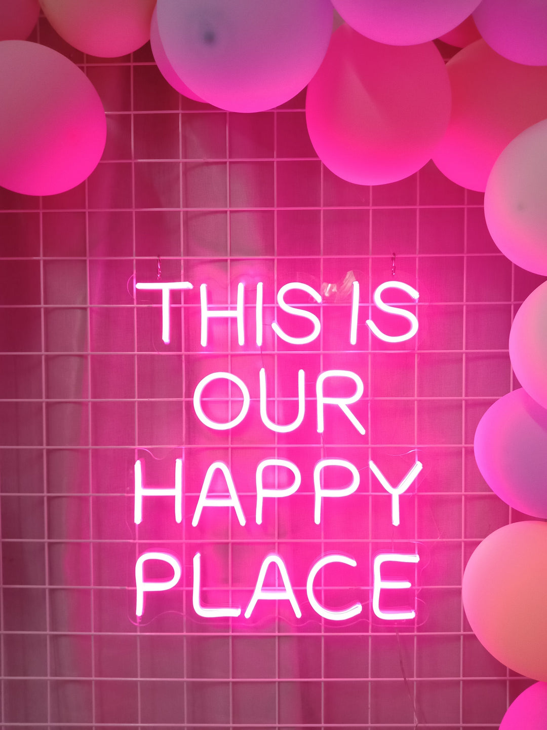 "This Is Our Happy Place" Neonskilt (Lagerbeholdning: 1 enheter)