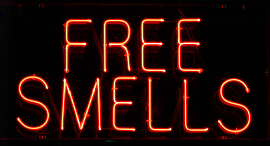 "Free Smells" Neonskilt