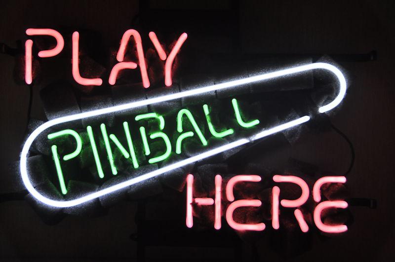 "Play Pinball Here, Spillerom" Neonskilt