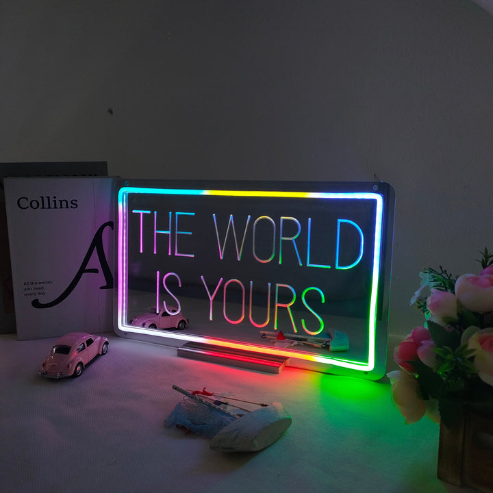 "The World Is Yours, Drømmende Fargeskiftende" Neonskilt med speilbakside