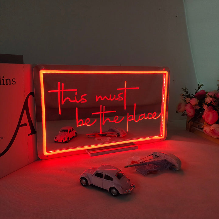 "This Must Be The Place, Drømmende Fargeskiftende" Neonskilt med speilbakside