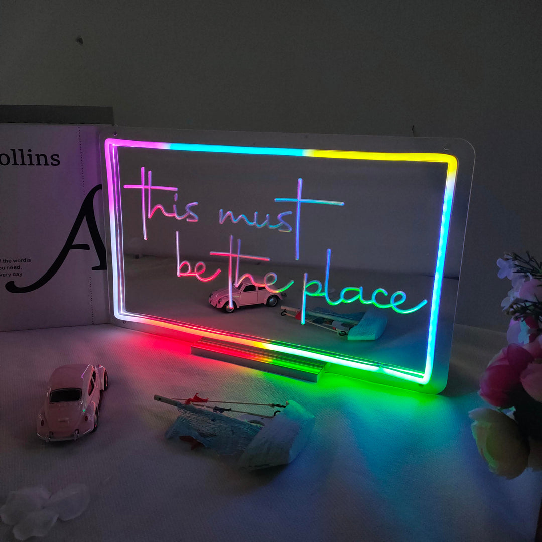 "This Must Be The Place, Drømmende Fargeskiftende" Neonskilt med speilbakside