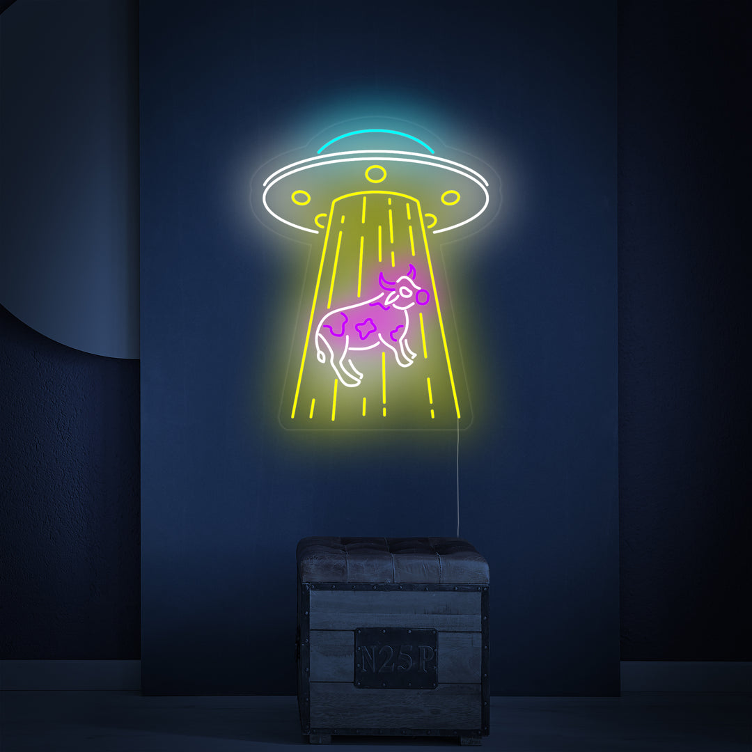 "UFO Bortfører Ku" Neonskilt