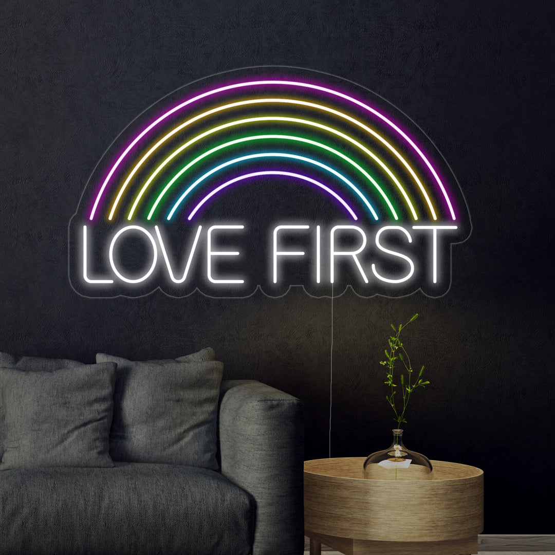 "Regnbue, Love First" Neonskilt