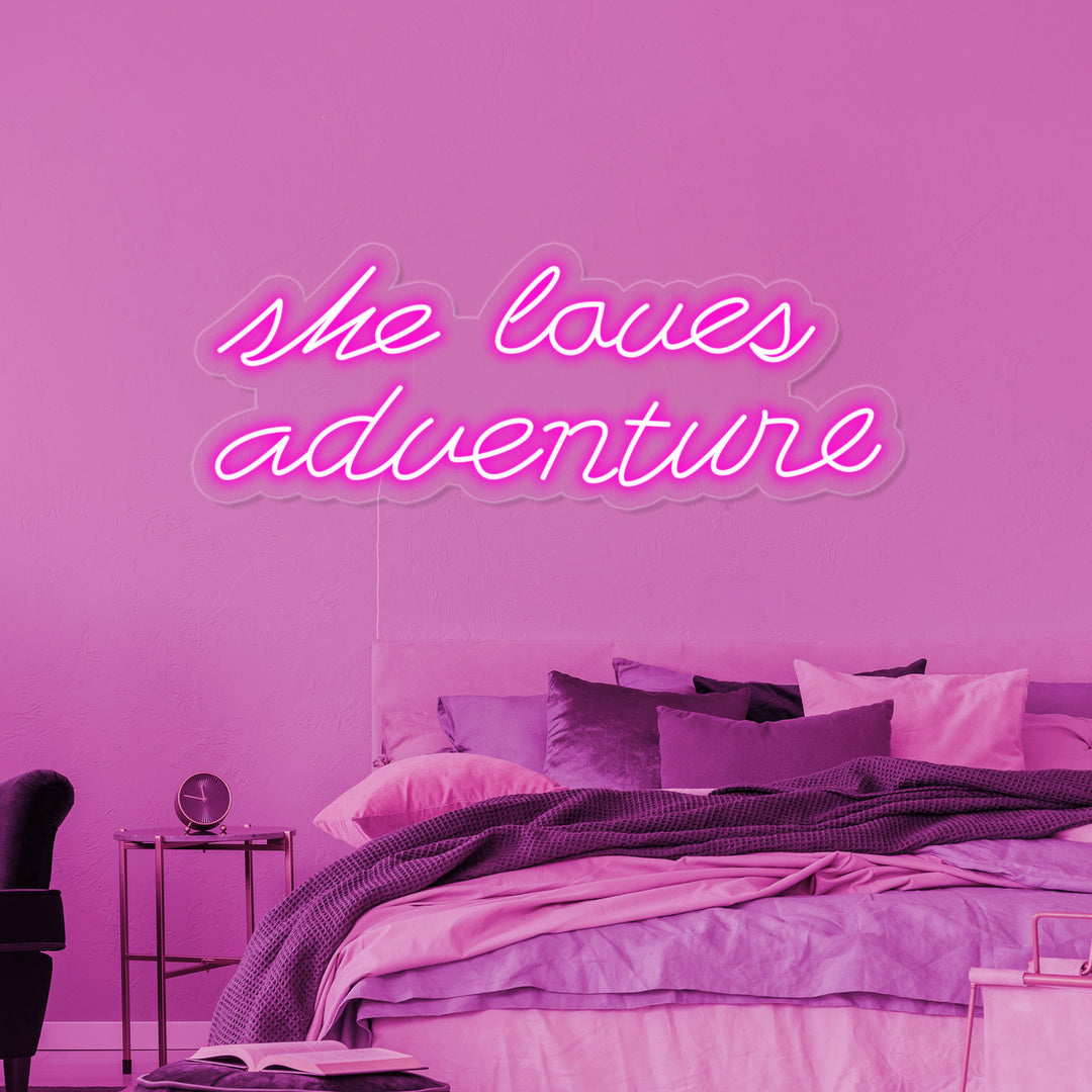 "She Loves Adventure" Neonskilt