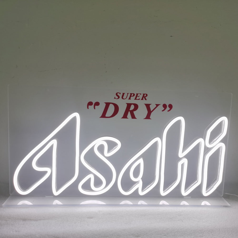 Ferdig Asahi Super Tørr logo neon tegn glødende i hvit og rød